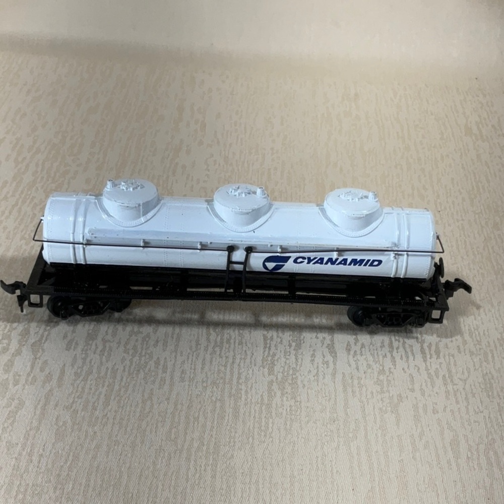 HO Scale Bachmann Cyanamid Oil Petroleum Three Dome White Tank Car Train